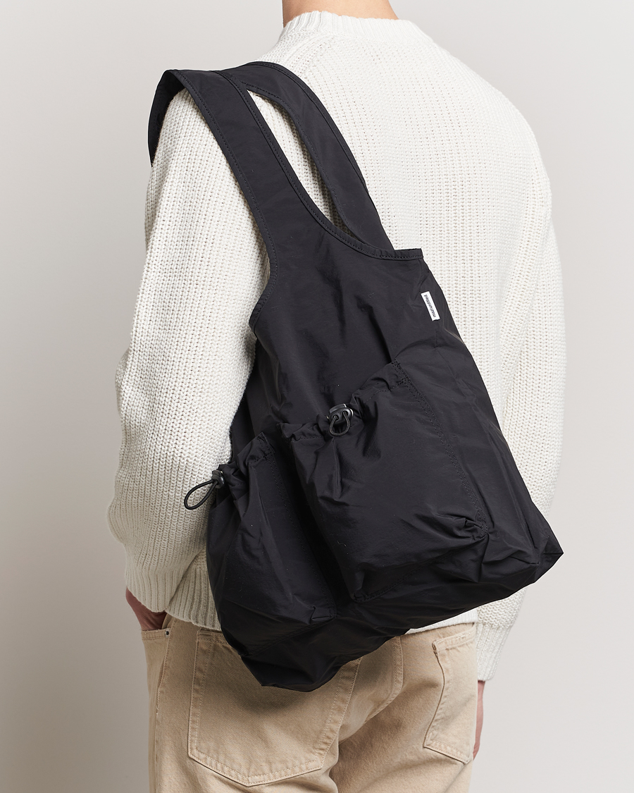 Herr | Väskor | mazi untitled | Nylon Bore Bag Black