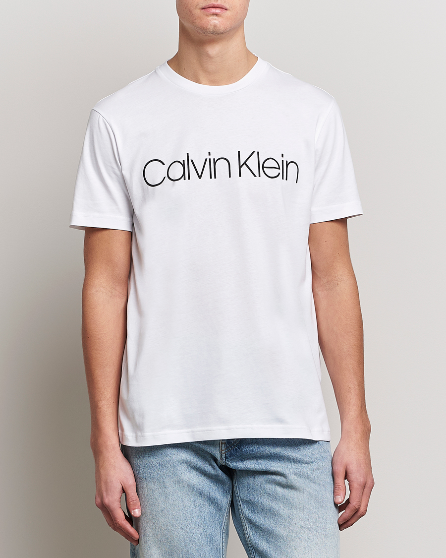 Calvin White at Logo Tee Front Klein