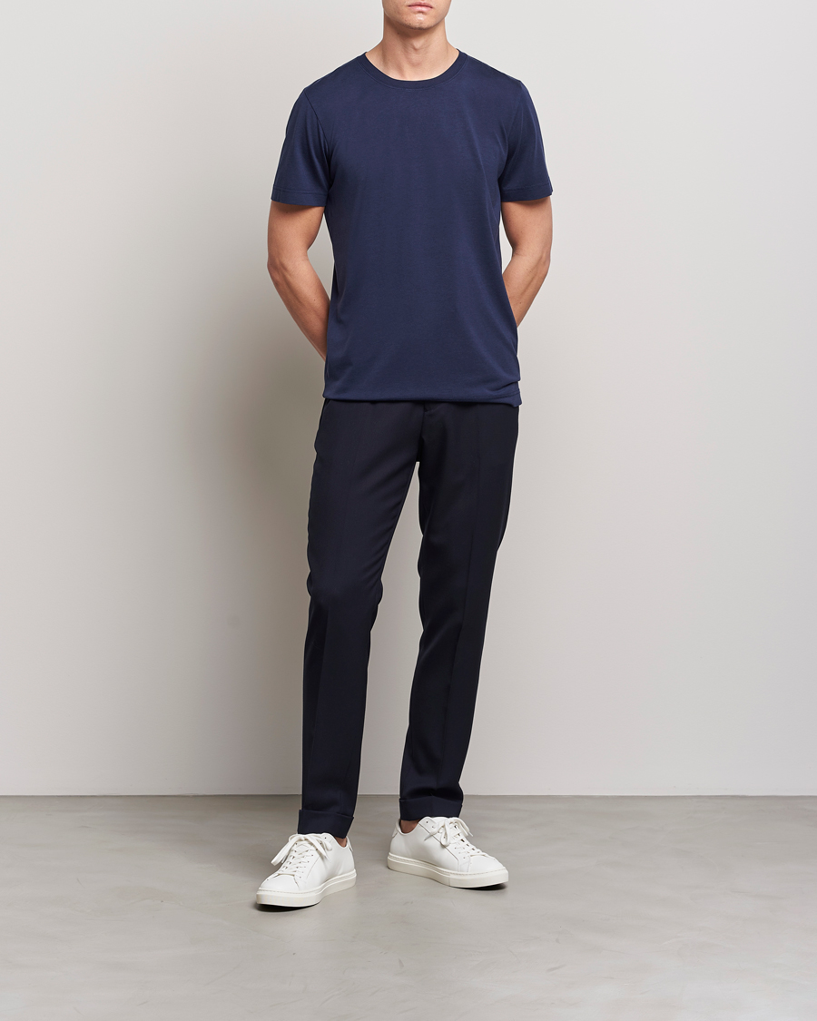 Navy blue t hot sale shirt outfit mens