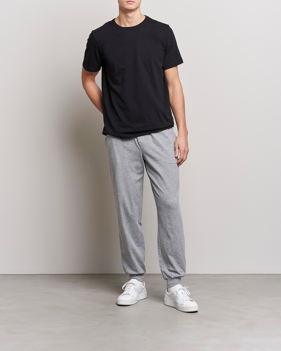 Grey sweatpants discount and black shirt