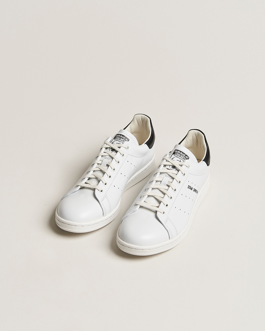 Black stan outlet smith sneakers