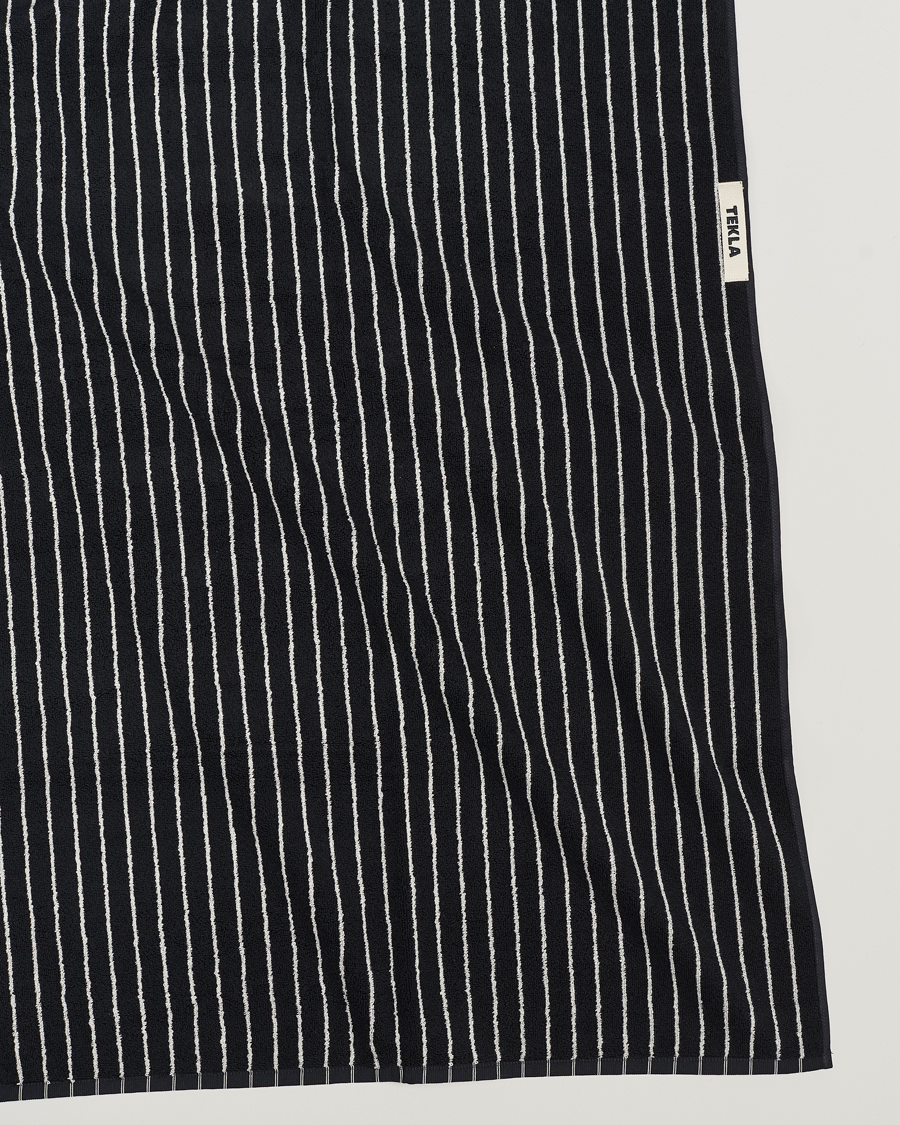 Black white striped 2024 bath towels