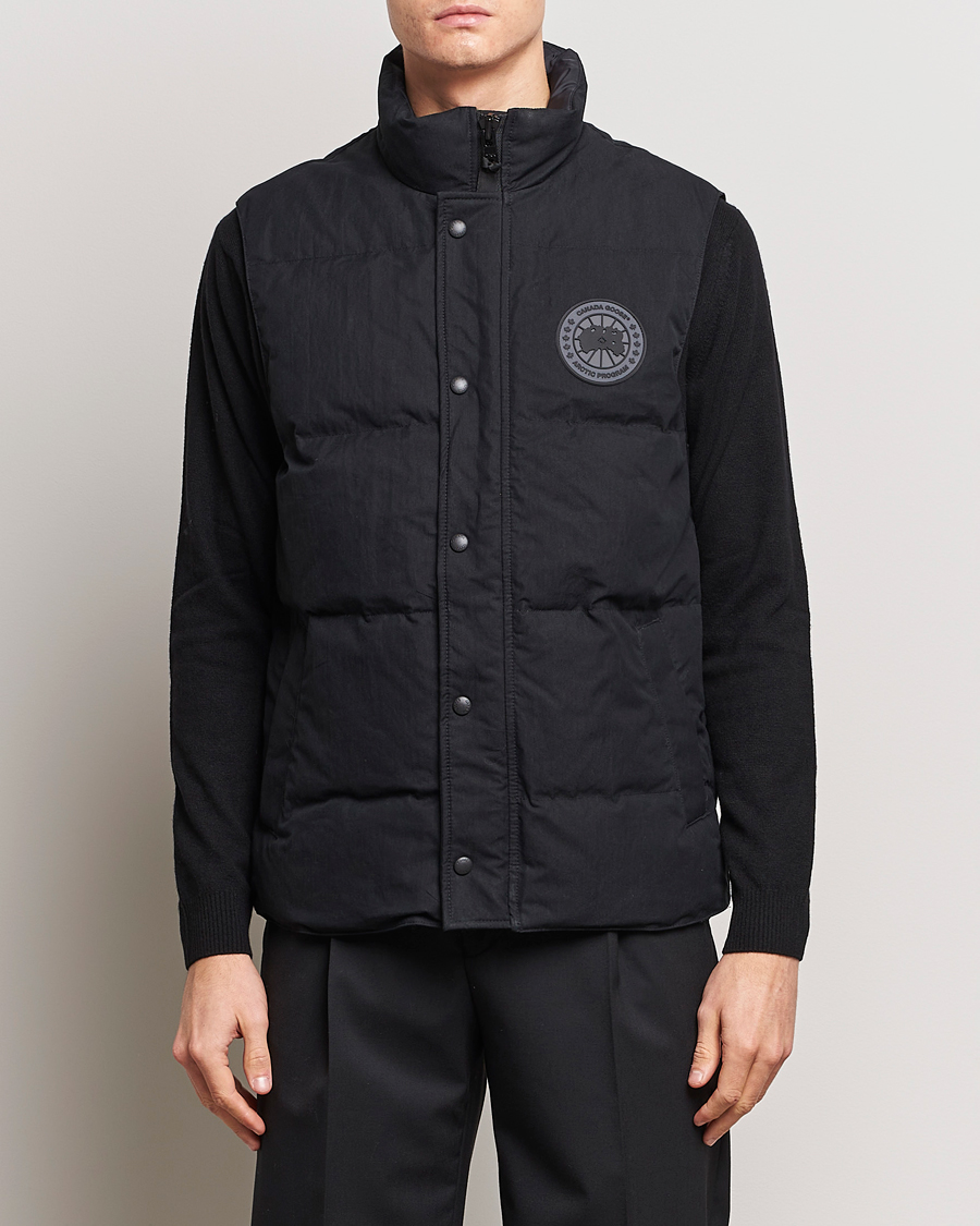 Canada goose hotsell black logo