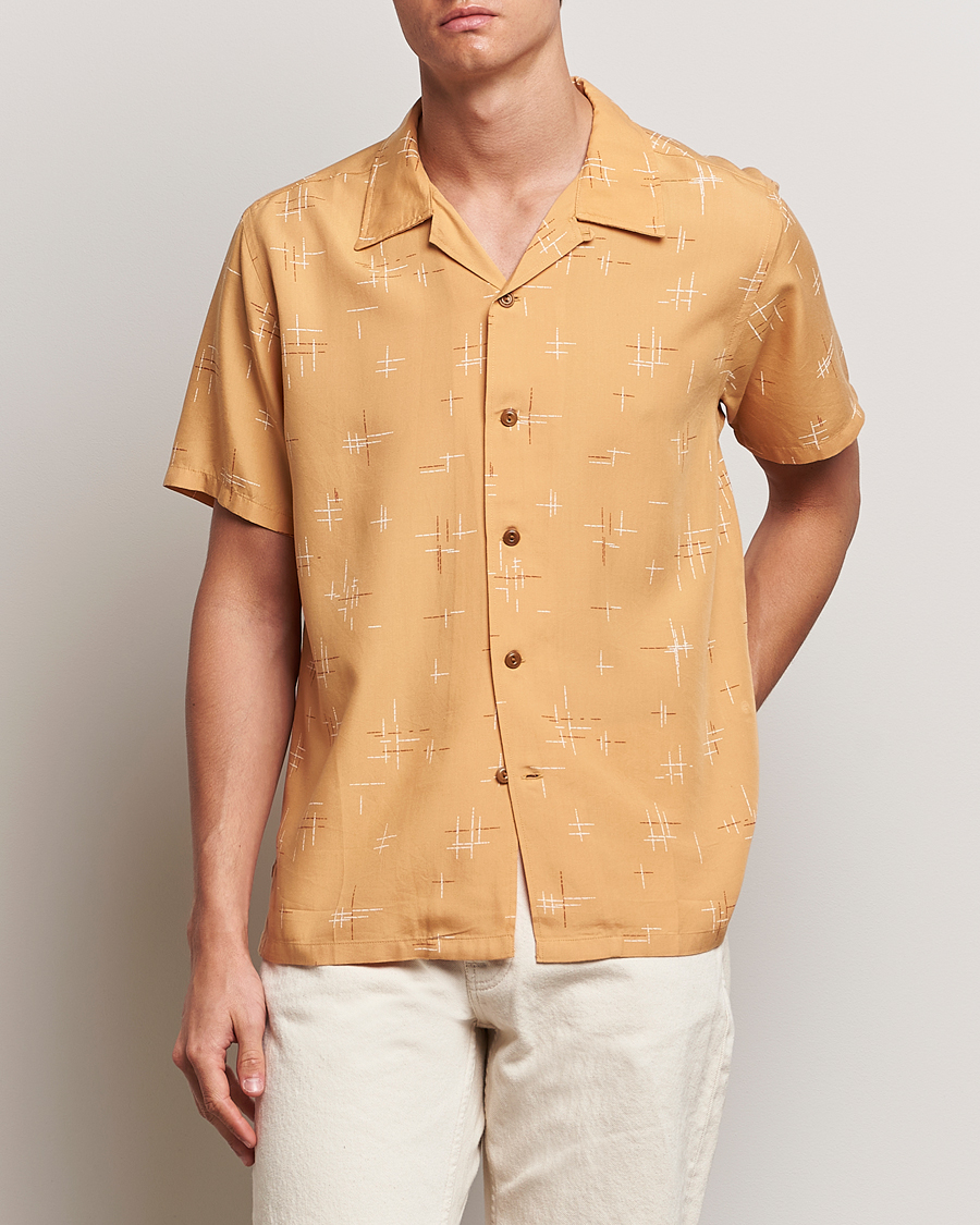Men | Short Sleeve Shirts | Nudie Jeans | Arvid 50s Hawaii Shirt Ochre