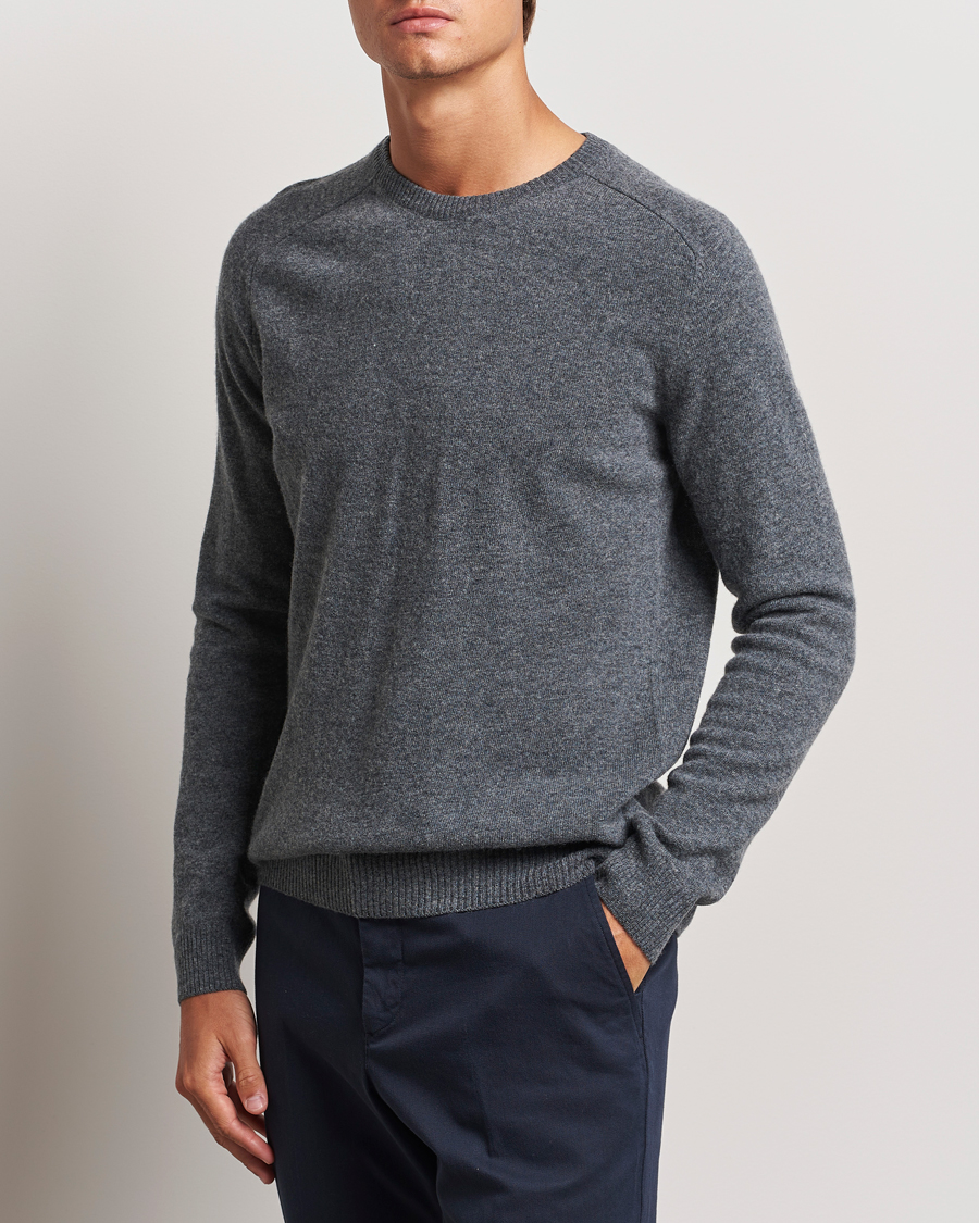 Men | Knitted Jumpers | KnowledgeCotton Apparel | Lambswool Roundneck Dark Grey