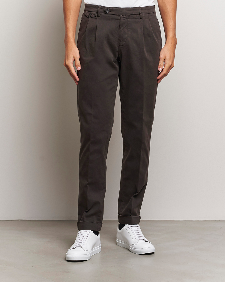 Men |  | Briglia 1949 | Easy Fit Pleated Cotton Stretch Chino Dark Brown