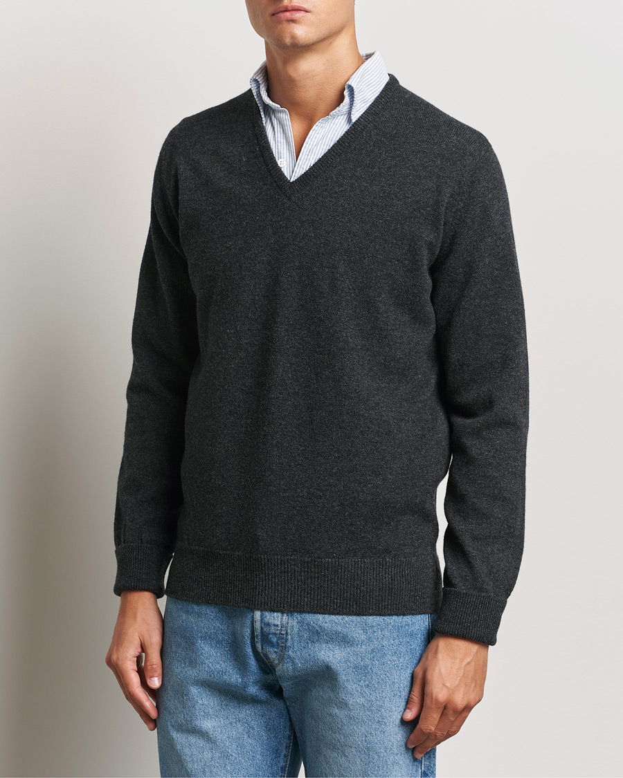 Men |  | William Lockie | Rob Lambswool V-Neck Charcoal