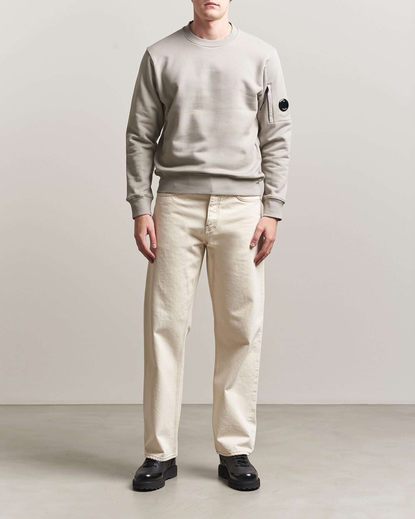 Men | Sweaters & Knitwear | C.P. Company | Diagonal Raised Fleece Lens Sweatshirt Light Grey