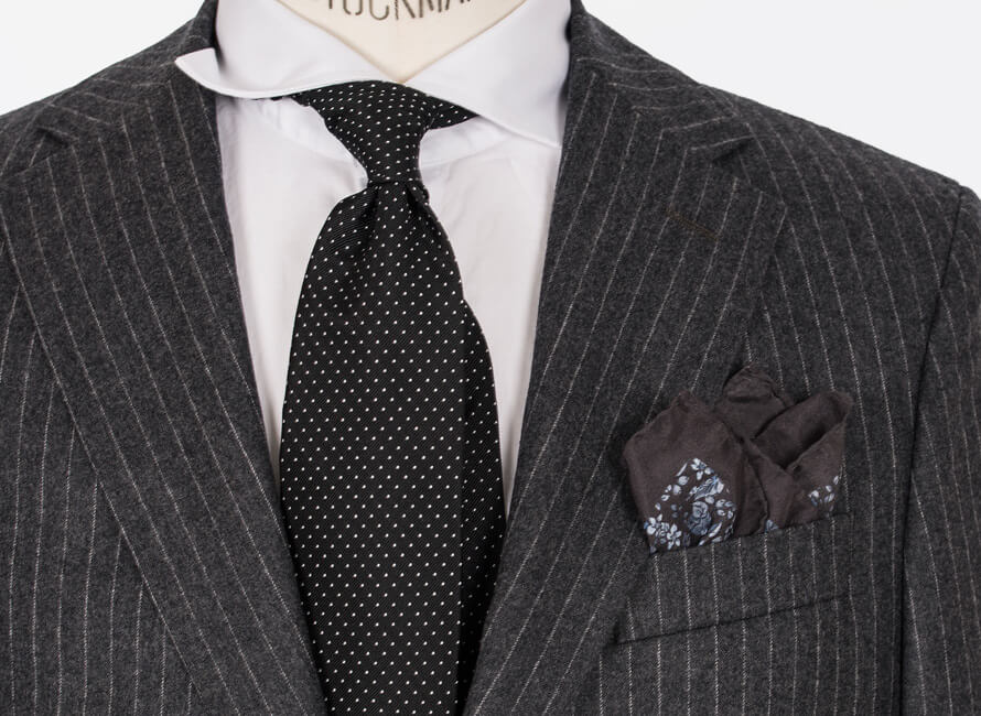 Kritstrecksrandig kostym matchas med prickig slips