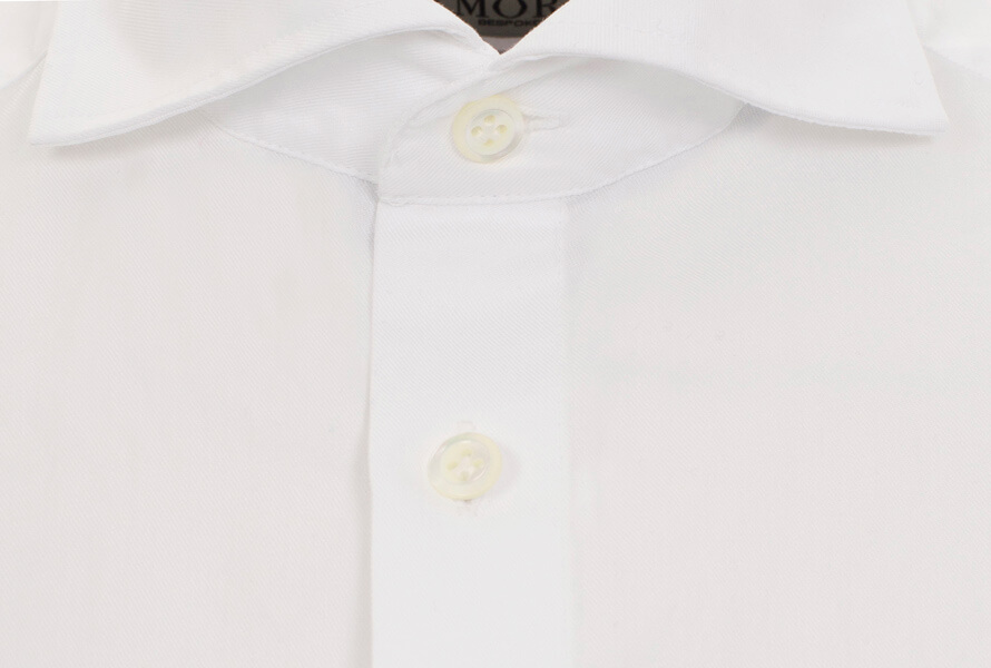 Hvit skjorte med cut away-krage
