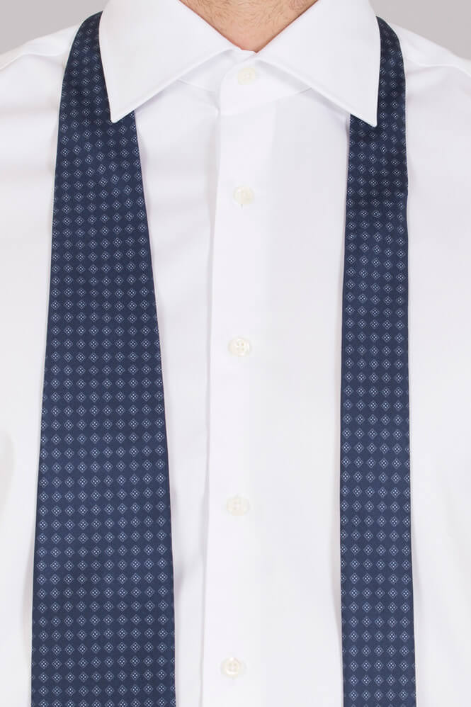 Helknäppt skjorta med slips