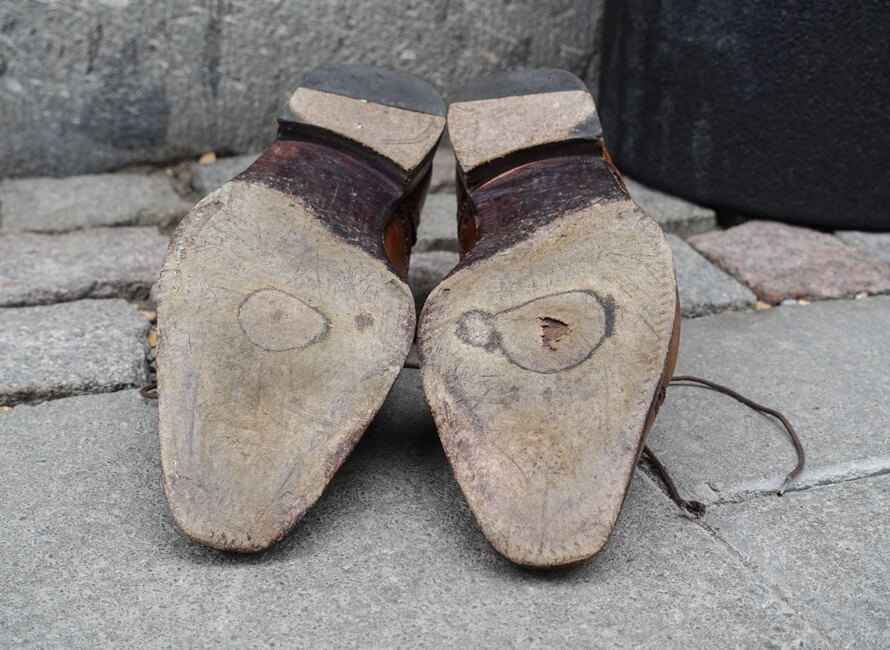 Lädersulade skor med hål i sulan