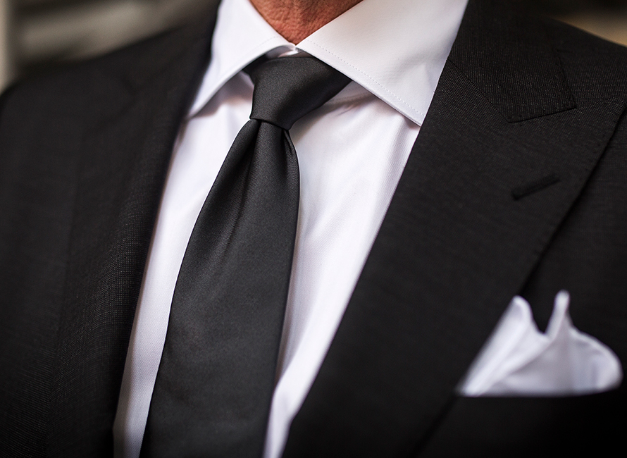 Närbild på slips och mörk kostym till nyår