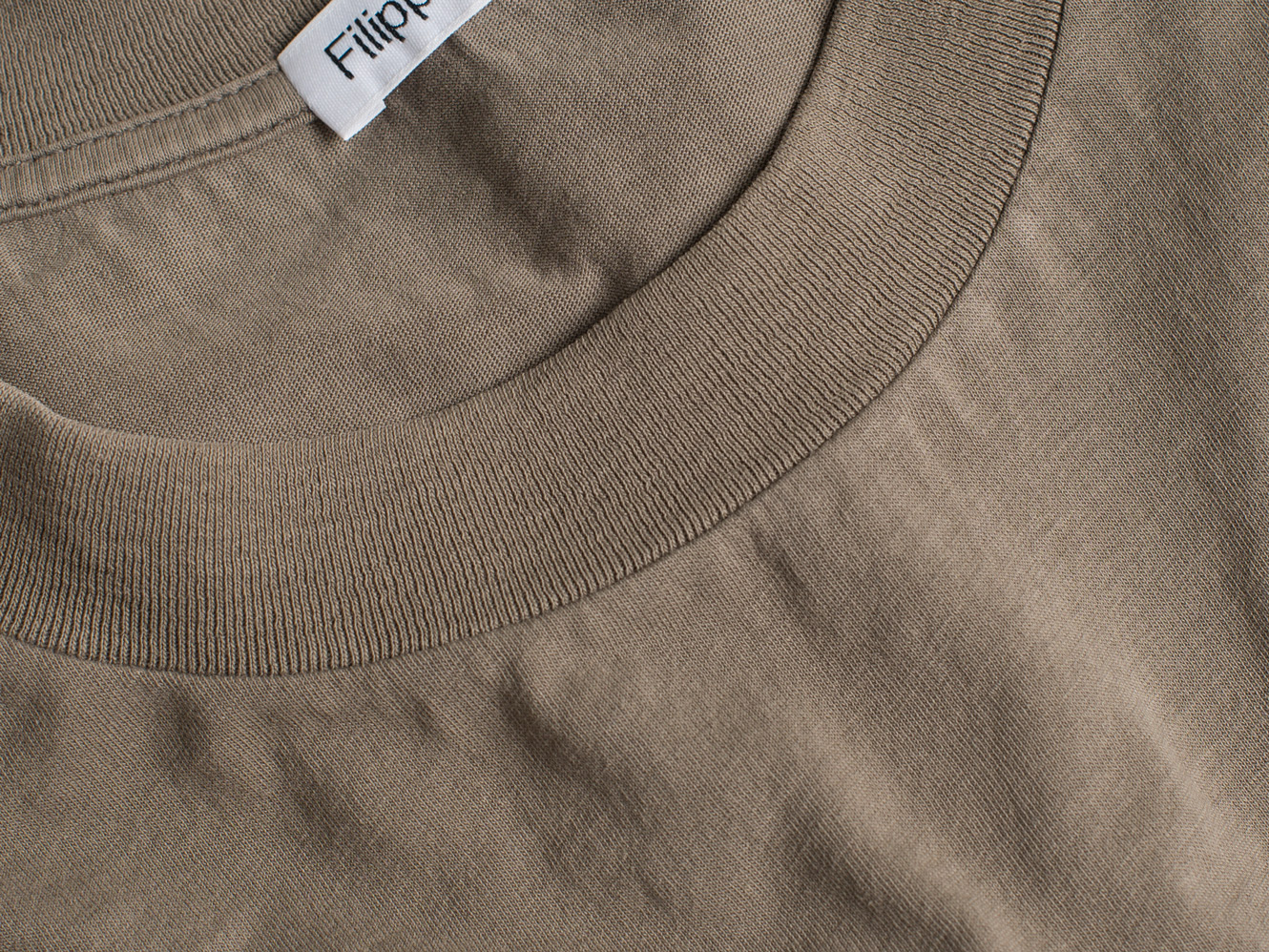 En närbild på en brun t-shirt i materialet tencel