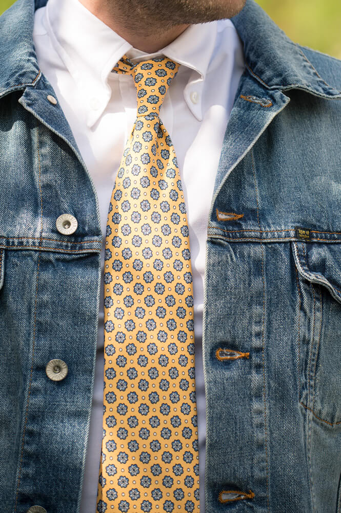 Gul slips med jeansjacka